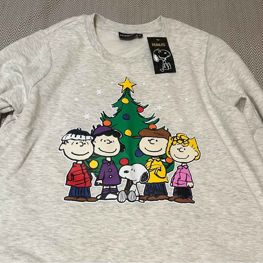 NWT Peanuts Christmas sweatshirt. Light heather gray. Super soft! Size 1X.